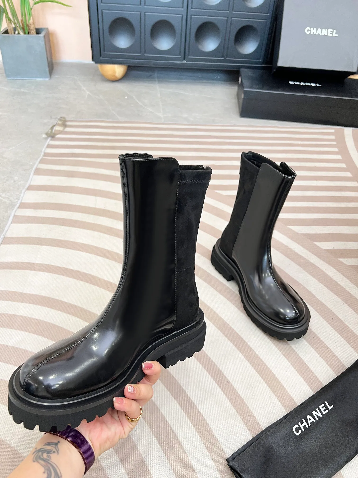 👟👟Ex-factory price 600👟👟 CHANEL* Chanel* new autumn and winter style. These letter knight boots are really a representative of handsome fashion. The double C electro-embroidered logo on the boot tube is low-key yet luxurious! Simple, fashionable, individual and grand! The natural and smooth beauty has a beauty that amazes the time. You should also show off your long legs in winter ~ Upper: calfskin/open edge beads Inner: sheepskin lining Size: 35-41